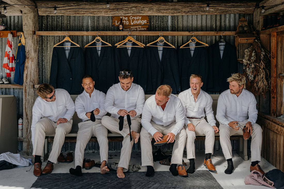 wedding photo groomsman