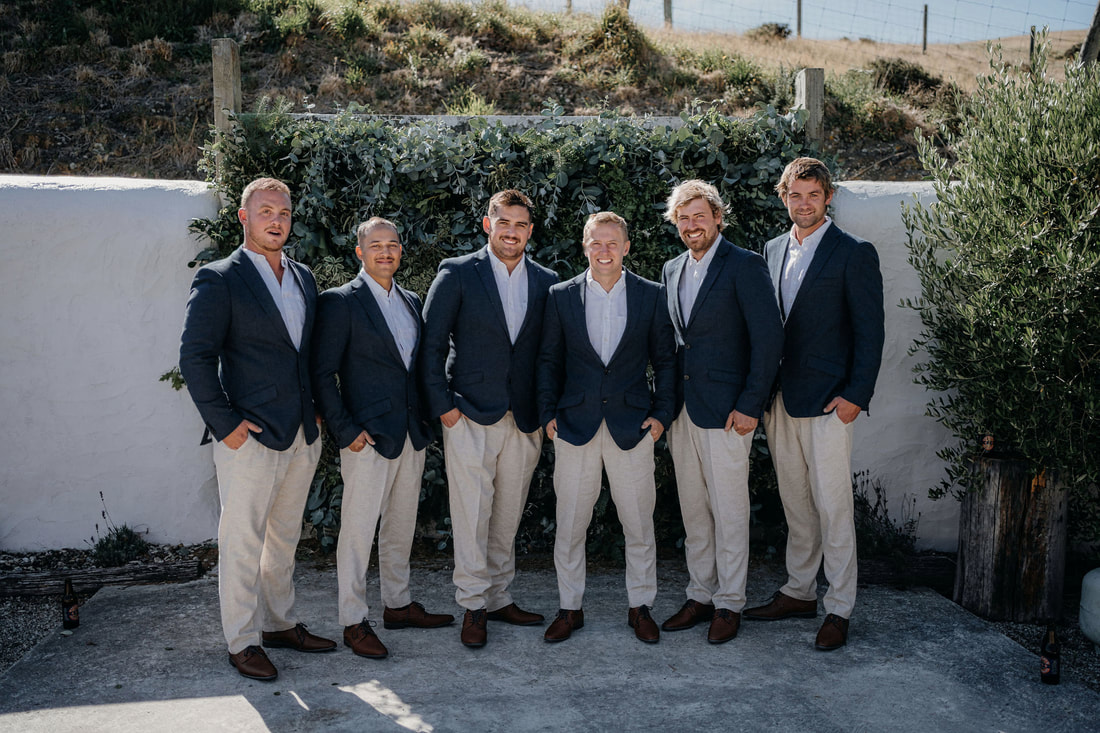 wedding photo groomsmen