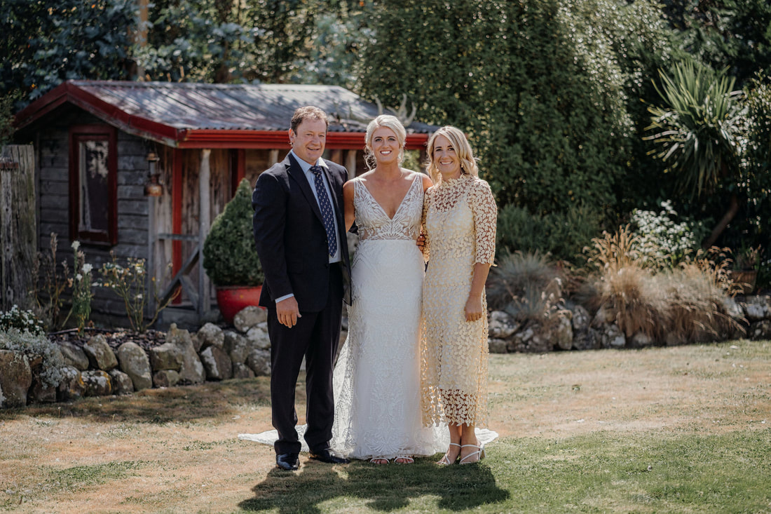 wedding photo bride and parents