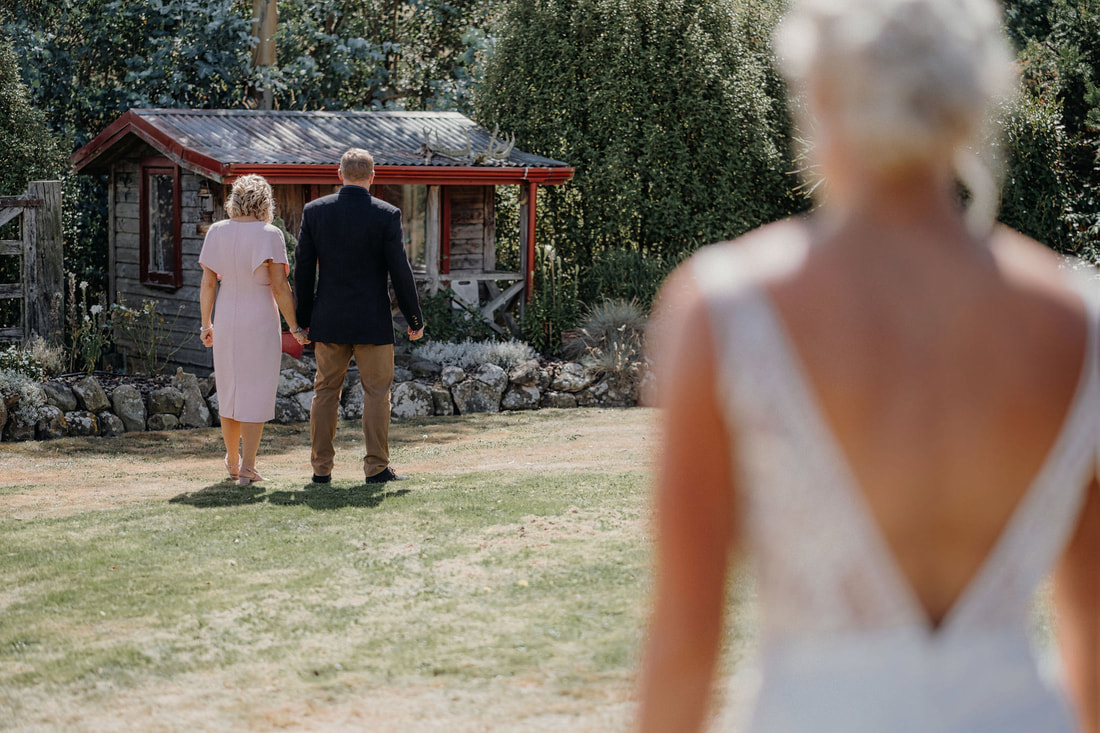 wedding photo bride and parents